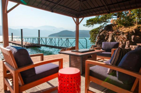 The Overlook, Luxury Lakeside Home with Dock Harrison Hot Springs